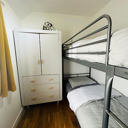 Beautiful Home In London With Easy Access To Central London Sutton  Exterior foto