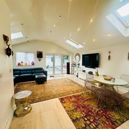 Beautiful Home In London With Easy Access To Central London Sutton  Exterior foto