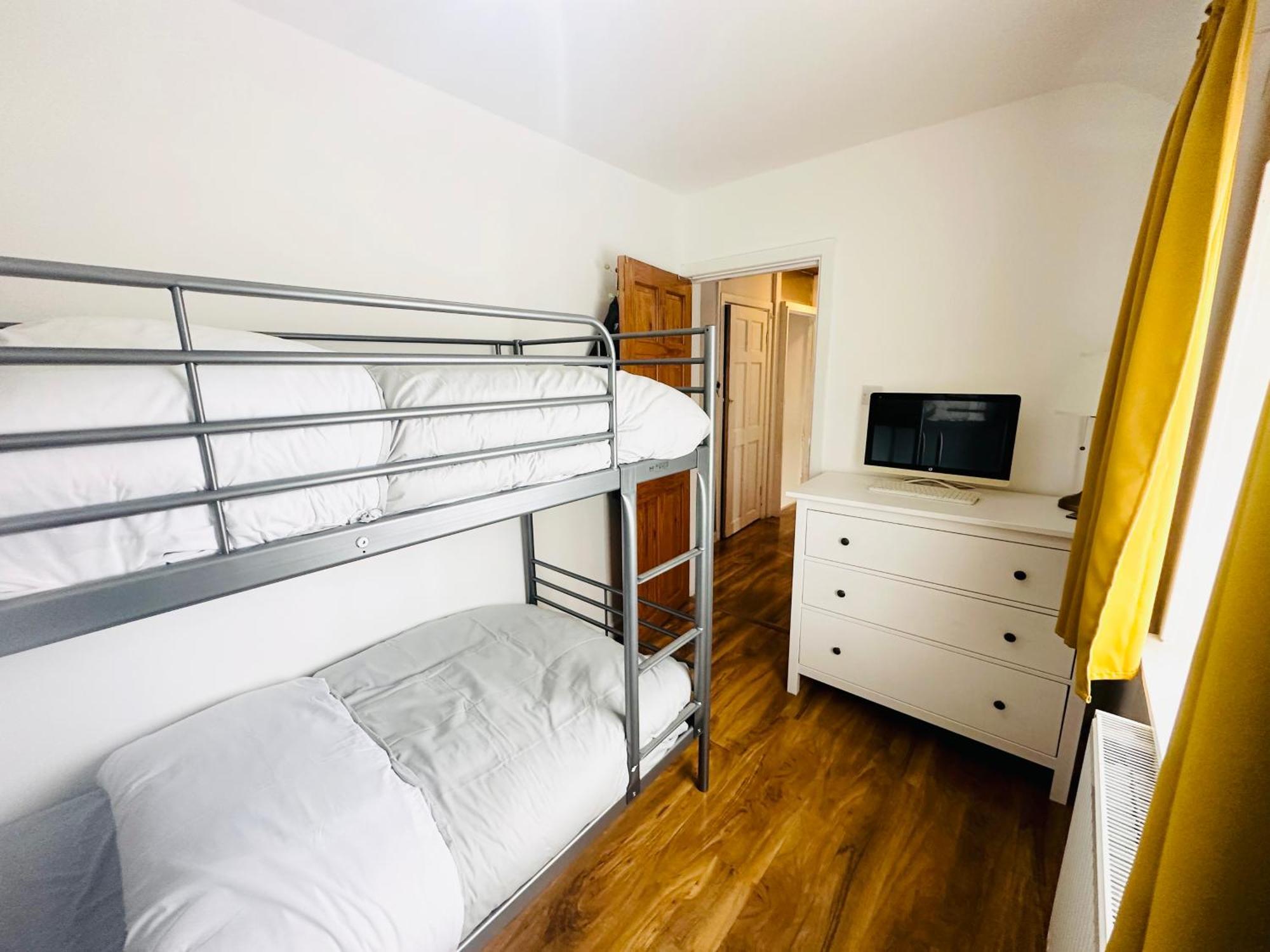 Beautiful Home In London With Easy Access To Central London Sutton  Exterior foto