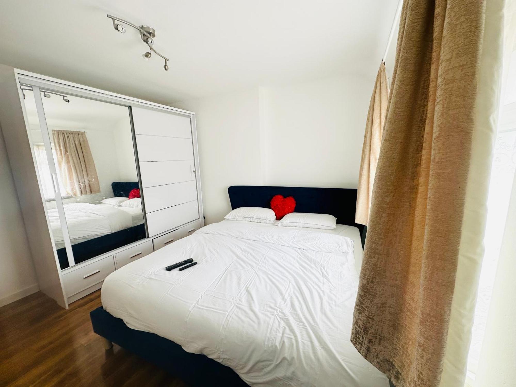 Beautiful Home In London With Easy Access To Central London Sutton  Exterior foto